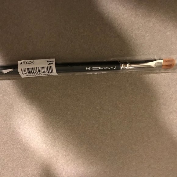 MAC Cosmetics Makeup Brushes - Picture 5 of 9